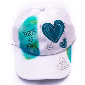 Gorra blanca pintada a mano de corazón verde / Martha Decoraciones
