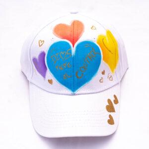 Gorra blanca pintada a mano de corazones / Martha Decoraciones