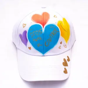 Gorra blanca pintada a mano de corazones / Martha Decoraciones