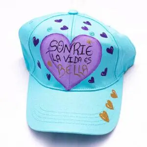 Gorra celeste pintada a mano corazón / Martha Decoraciones