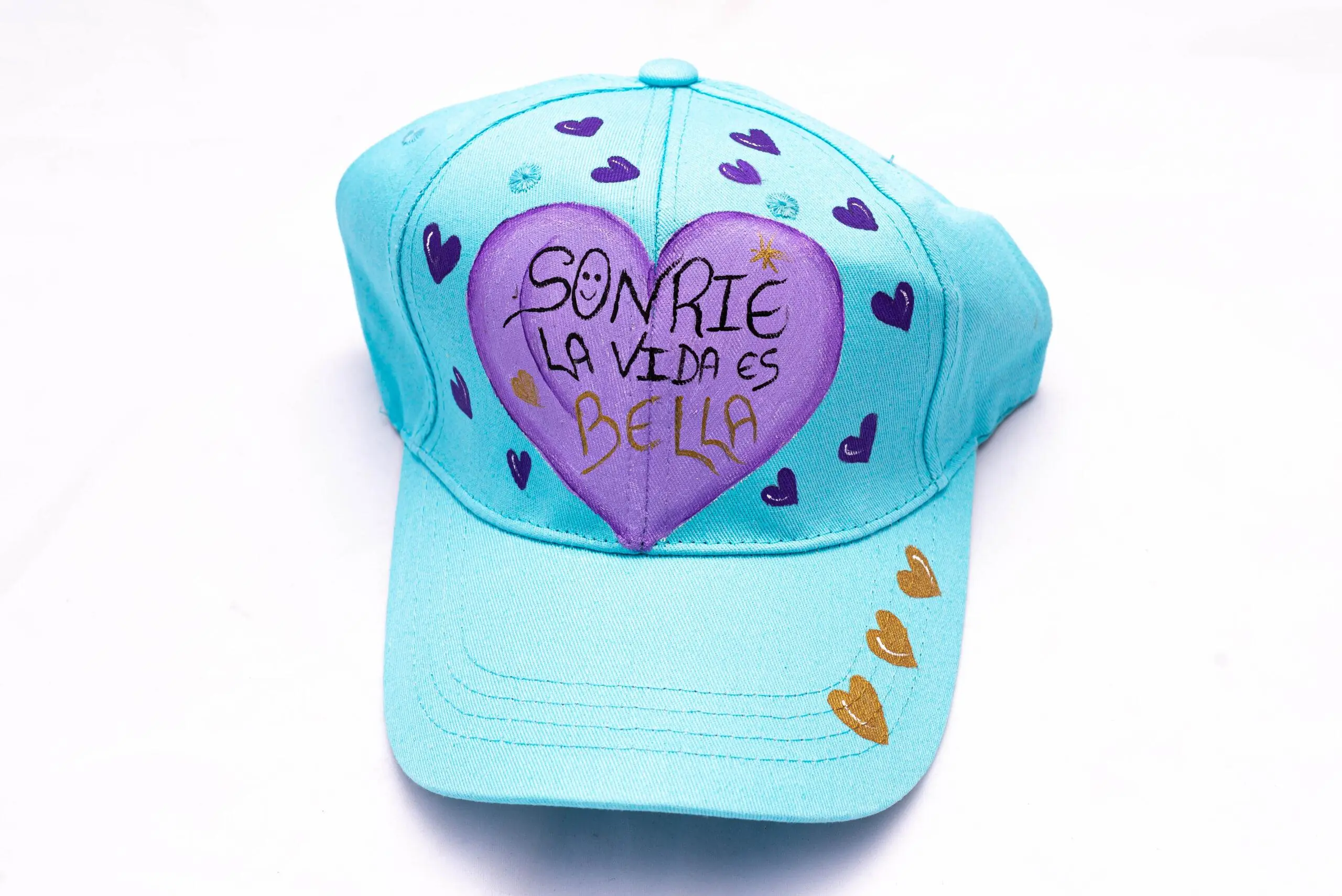 Gorra celeste pintada a mano corazón / Martha Decoraciones