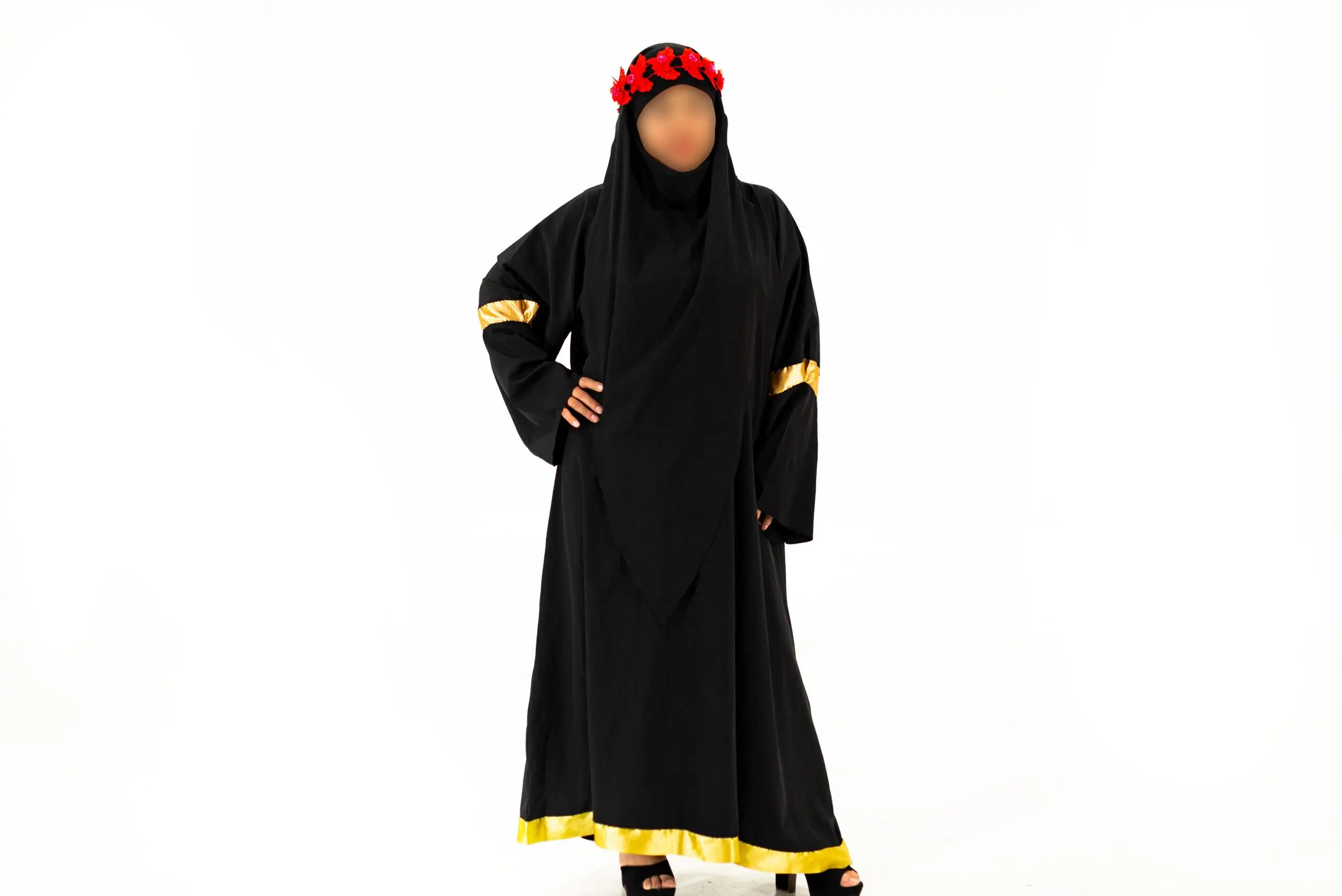 Abaya negra con filos dorados / Única