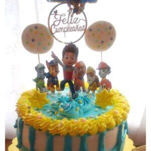 Pastel personalizado vainilla húmedo relleno de chocolate / Ecuaven