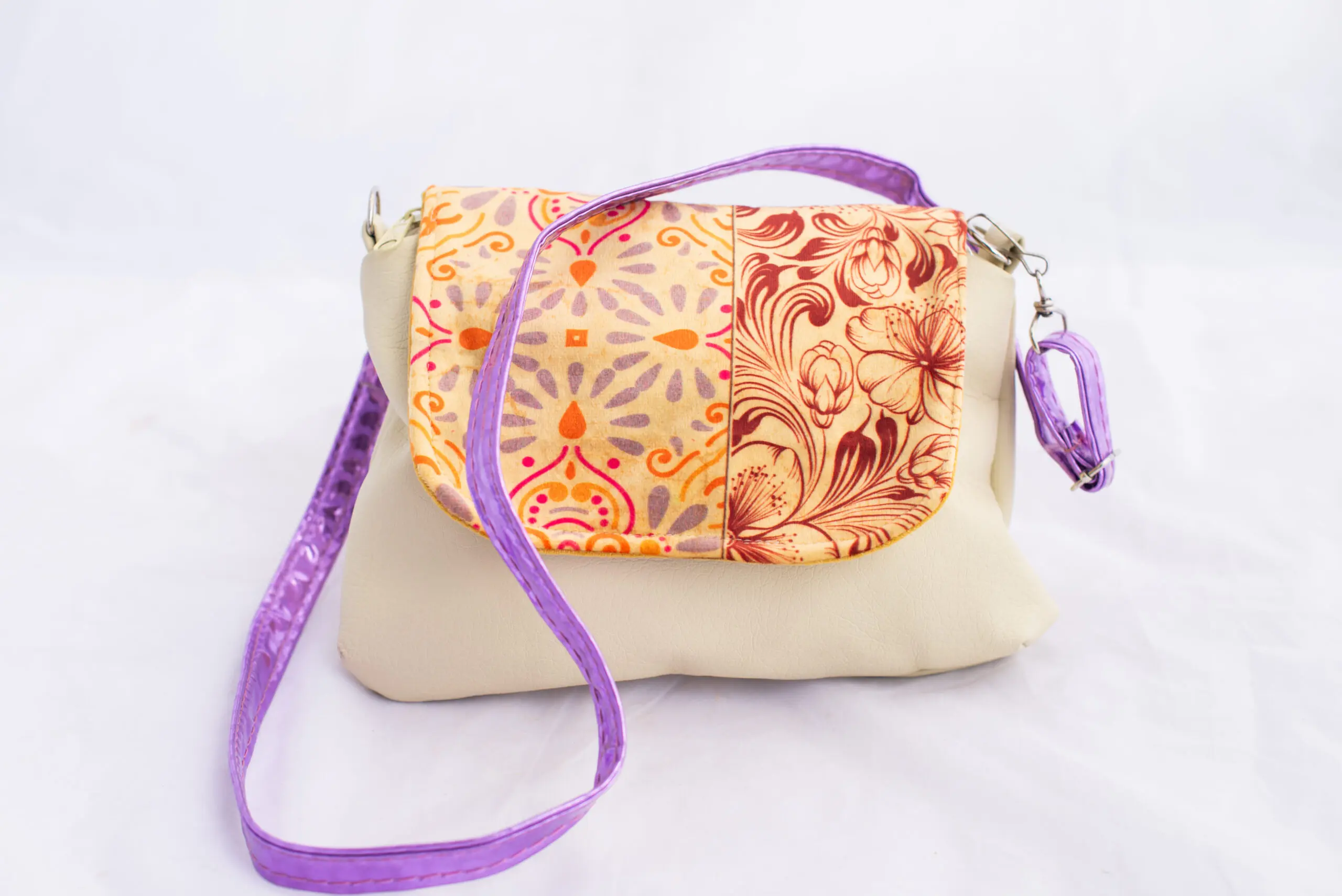 Cartera correa violeta / Un mundo de manualidades