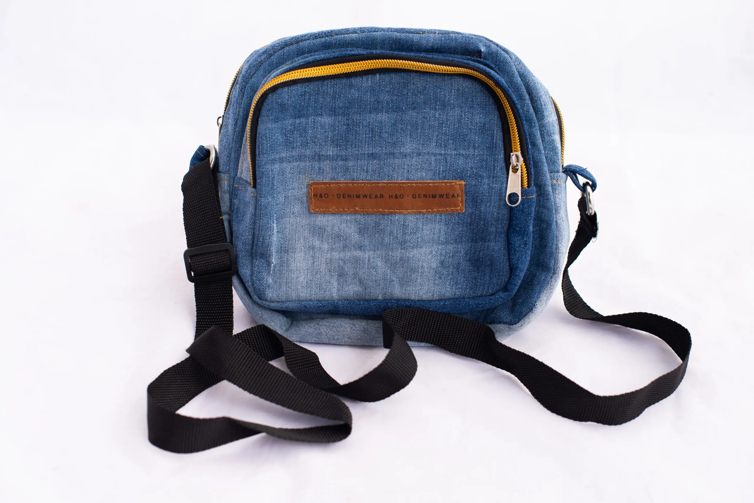 Cartera correa negra / Un mundo de manualidades