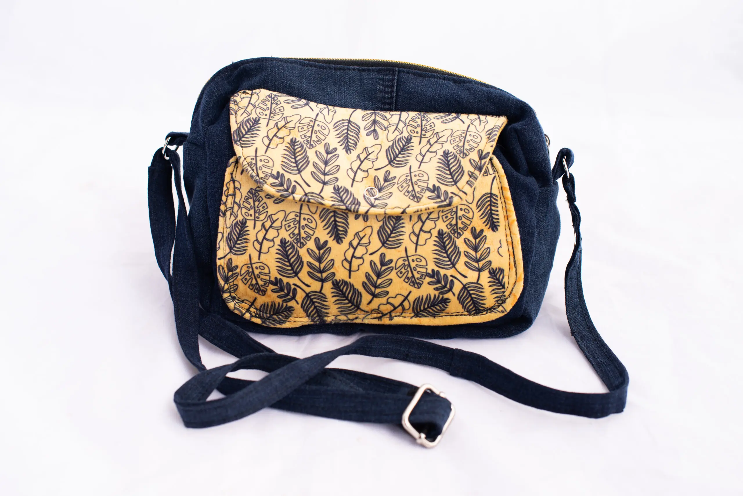 Cartera correa azul marino / Un mundo de manualidades